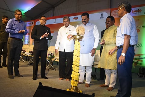 आगाखान पॅलेस येथे शुक्रवारी झालेल्या स्वातंत्र्य सैनिक सन्मान सोहळ्याचे दीपप्रज्वलन करताना केंद्रीय पंचायतराज राज्यमंत्री कपिल पाटील व आदी.