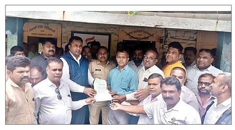 अकोले : सुरभी परमिट बार बंद करण्यासाठी तहसीलदारांसह पोलिसांना निवेदन देताना नागरिक. (छाया : राजेंद्र जाधव)