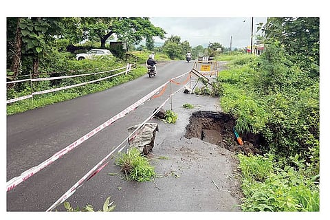 घोडेगाव-भीमाशंकर रस्त्याला नेवाळवाडीजवळ भगदाड पडल्याने सोमवारी सुरू असलेली एकेरी वाहतूक. (छाया : अशोक शेंगाळे)