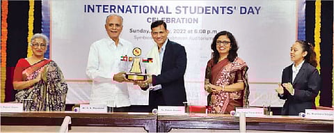 पीएमआरडीएचे आयुक्त डॉ. सुहास दिवसे यांचा सन्मान करताना सिंबायोसिसचे संस्थापक डॉ. शां. ब. मुजुमदार यांच्यासह प्र-कुलपती 
डॉ. विद्या येरवडेकर, कुलगुरू डॉ. रजनी गुप्ते आदी मान्यवर.