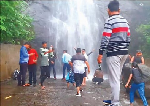 माळशेज घाटात धबधब्याजवळ पर्यटकांची झालेली गर्दी.
