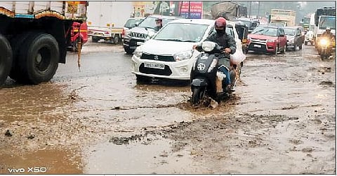 पावसामुळे हडपसर- सासवड रस्त्यावर जागोजागी साठलेली पाण्याची डबकी.