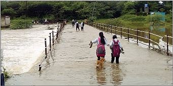 मुसळधार पावसामुळे पुलावर पाणी आल्याने कॉलेजचे विद्यार्थी अक्षरशः जीव धोक्यात घालून घारीहून चांदेकसारे गावाकडे निघाले.