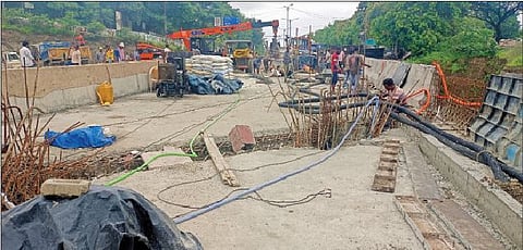 महामार्गावर युद्ध पातळीवर सुरू असलेल्या पुलाच्या कामाचे छायाचित्र.