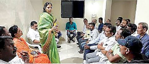 शिवणे येथील पाणी परिषदेत बोलताना अनिता इंगळे. शेजारी दिलीप बराटे व इतर मान्यवर.