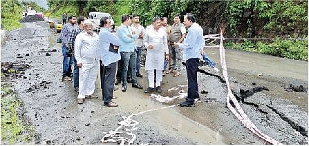 पानशेत रस्त्याची बुधवारी अधिकारी व स्थानिक ग्रामस्थांसह पाहणी करताना आमदार भीमराव तापकीर.