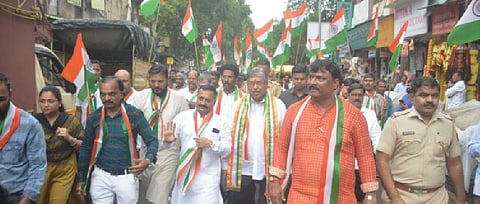 पुणे : तुळशीबाग, मंडईत तिरंगा रॅली; कॅबिनेट मंत्री चंद्रकांत पाटील यांची उपस्थिती