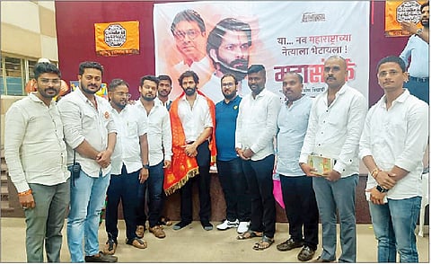 मनसे कार्यकर्त्यांकडून भगवी शाल देऊन अमित ठाकरे यांचा शुक्रवारी सन्मान करण्यात आला.
