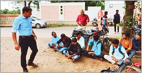 बारामती शहर पोलिसांनी वाहन परवाना नसताना वाहने चालविणार्‍या विद्यार्थ्यांना ताब्यात घेतले.