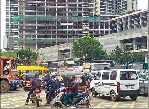 मार्केट यार्ड येथील गंगाधाम चौकात सिग्नल बंद पडल्यामुळे झालेली वाहतूक कोंडी.