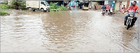  वारजे कॅनॉल रस्त्यावरील पाण्याचा निचरा न झाल्याने रस्त्याला आलेले तळ्याचे स्वरूप. 