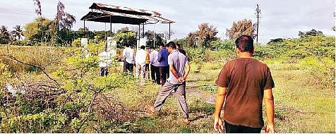 सस्तेवाडी स्मशानभूमीस रस्ता नसल्याने गैरसोय