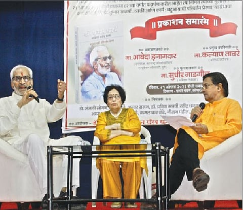 डॉ. कुमार सप्तर्षी यांची मुलाखत घेताना सुधीर गाडगीळ.