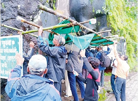 सिंहगड किल्ल्याच्या पुणे दरवाजा मार्गावरील नव्याने उभारण्यात आलेल्या खाद्यपदार्थ विक्री स्टॉलवर बुधवारी कारवाई करताना वनविभागाचे अधिकारी.