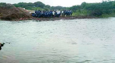 आंबी खुर्द येथील विद्यार्थ्यांना शाळेसाठी कर्‍हा तीरावर थांबावे 
लागत आहे. (छाया : अशोक वेदपाठक) 