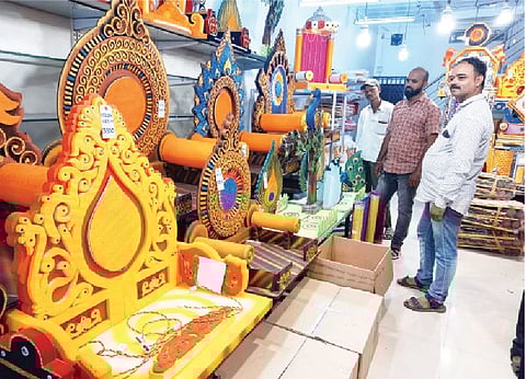 नानाविध प्रकारची मखरे सध्या बाजारपेठेत उपलब्ध आहेत.