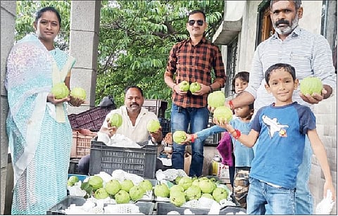 आपल्या पेरूच्या कॅरेटसमवेत जाधव बंधू.