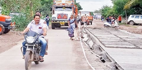 मांजरी येथे पर्यायी मार्ग नसल्याने मुख्य रस्त्यावर होणारी वाहतूक कोंडी.