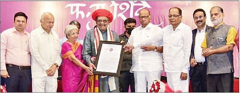 अखिल भारतीय मराठी साहित्य संमेलनाचे माजी अध्यक्ष फ. मुं. शिंदे यांचा रविवारी अमृत महोत्सवानिमित्त सत्कार करताना ज्येष्ठ नेते शरद पवार.