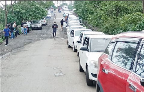 सिंहगडावरील पर्यटकांची संख्या रविवारी (दि. 28) कमी झाली होती. घाटरस्त्यावरील वाहतूक सुरळीत होती.