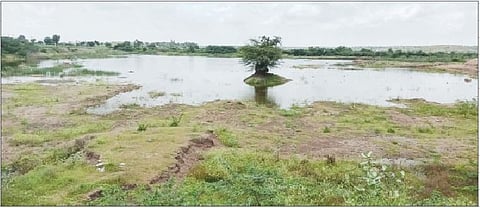 सोमेश्वर येथील तळे अद्याप निम्मेच भरले आहे.  (छाया :  युवराज खोमणे)