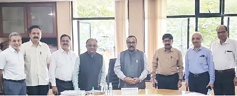 महाराष्ट्र सहकारी विकास महामंडळाच्या बैठकीवेळी सहकारमंत्री 
अतुल सावे आणि उपस्थित संचालक मंडळ.
