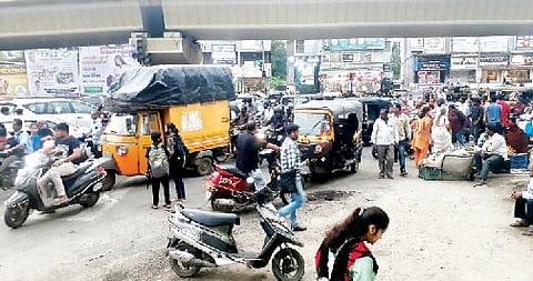 किरकटवाडी : वांजळे उड्डाणपुलाखाली सिग्नल बंद असल्याने वाहतूक कोंडी