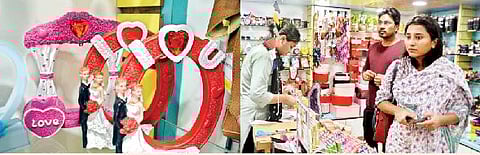 मैत्री दिनानिमित्त विविधरंगी बँडने बाजार सजला आहे.  दुकानात भेटवस्तू खरेदी करताना तरुणी.  (छाया : अनंत टोले)