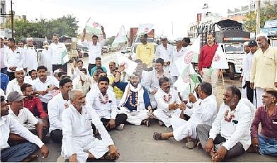 मंचर येथे स्वाभिमानी शेतकरी संघटनेच्या पदाधिकार्‍यांनी केलेला रास्ता रोको.