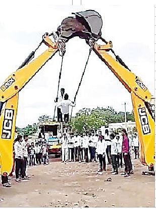 पिठेवाडी (ता. इंदापूर) येथे जेसीबीद्वारे तयार केलेला झोका खेळताना युवक. 