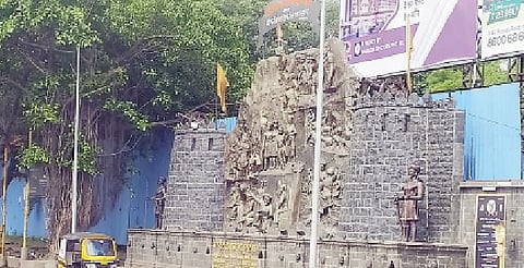 डेकोरेटिव्ह विद्युत पोल गायब झाल्यानंतर उभारण्यात आलेले साधे पथदिवे.