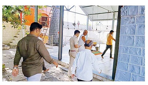 कोळगाव : येथील कोळाई देवी मंदिरातील दानपेटी चोरट्यांनी लांबविली. या चोरीचा तपास करताना पोलिस पथक. (छाया : महेशकुमार शिंदेे)