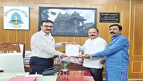 नाशिक : मनपा आयुक्त डॉ. चंद्रकांत पुलकुंडवार यांना जुन्या ठेकेदारांना मुदतवाढ देण्याविषयी निवेदनाव्दारे प्रश्न उपस्थित करताना मनपाचे माजी विरोधी पक्षनेते अजय बोरस्ते तसेच माजी गटनेते विलास शिंदे.