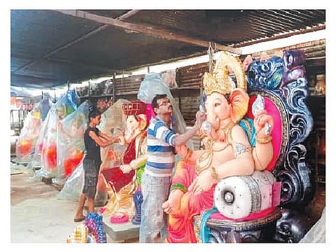 गावडेवाडी येथे गणेशमूर्तींवर शेवटचा हात फिरवताना मूर्तिकार.