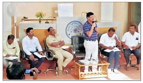 संगमनेर : पालिका सभागृहात गणेशोत्सवानिमित्त बैठकीत बोलताना प्रांताधिकारी डॉ. शशिकांत मंगरूळे. समवेत अधिकारी.