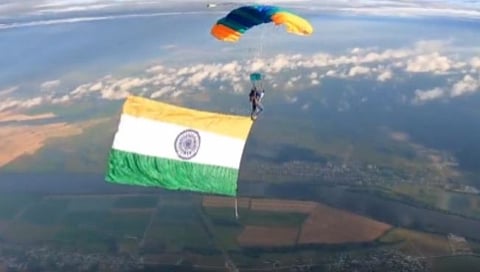 #हर घर तिरंगा : रशियाच्या आकाशात उंचावर फडकावला तिरंगा (व्हिडिओ)