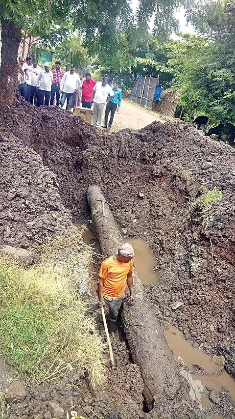 लासलगाव : 16 गाव पाणीपुरवठा योजनेचा पुरवठा सुरळीत राहण्यासाठी जलवाहिनी दुरुस्तीचे काम करताना कर्मचारी.