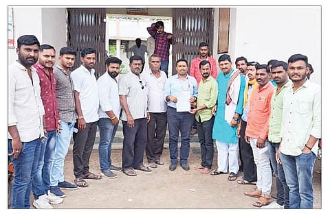 तहसिलदारांना निवेदन देताना पदाधिकारी