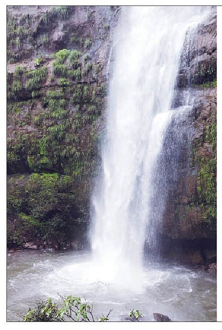 आंबे हातवीज येथील पर्यटकांना भुरळ घालणारा काचन धबधबा.
