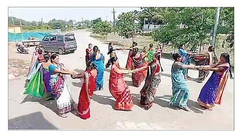 नागपंचमी दिवशी राजुरी गावातील महिला फुगड्या खेळताना.