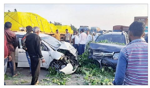 खड्डे चुकविण्याच्या नादात नाशिक रस्त्यावर झालेला अपघात. (छाया : नितीन शेळके)