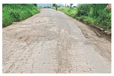 लोणी ते मंचर रस्त्यावर जारकरवाडी फाटा ते देशमुखवस्तीदरम्यान पडलेले खड्डे.