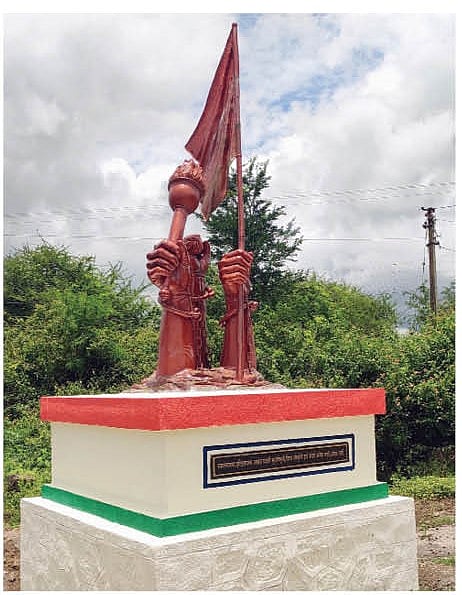 कळंब-महाळुंगे रस्त्यालगत बांधलेले शिल्प. (छाया : बी. एस. चिखले)