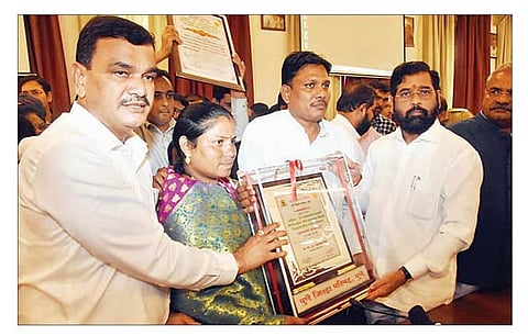 कोरोनामुक्त गावांना सन्मानित करताना मुख्यमंत्री एकनाथ शिंदे, माजी राज्यमंत्री दत्तात्रय भरणे.