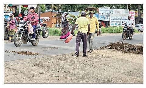 डांबरी रस्त्यावर पावसाने पडलेल्या खड्ड्यात माती-मुरूम टाकण्याचा अभिनव प्रयोग दौंड सार्वजनिक बांधकाम उपविभागामार्फत सुरू करण्यात आला आहे.