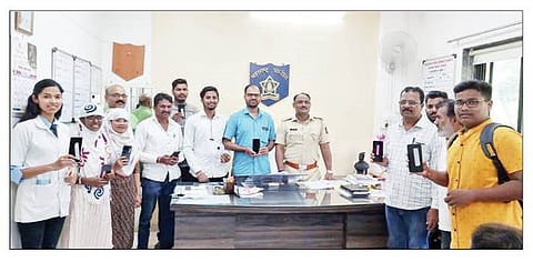 संगमनेर : मोबाईल चोरांकडून हस्तगत केलेले मोबाईल मूळ मालकांना परत करताना पोलिस उपअधीक्षक राहुल मदने.
