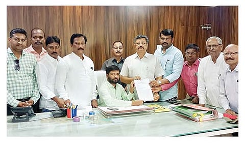 मुख्याधिकाऱ्यांना निवेदन देताना नगरसेवक व नागरिक