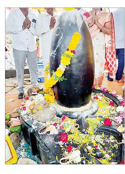 निमगाव केतकीत कचरनाथ सेवा मंडळाने सोमवारी अडीच टन वजनाच्या महादेव पिंडीची प्रतिष्ठापना केली.