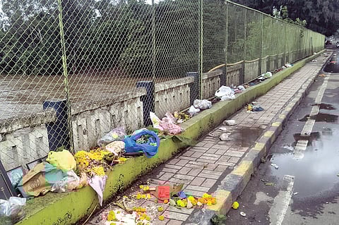 पिंपरी : कुंडाअभावी निर्माल्य पुलावरच