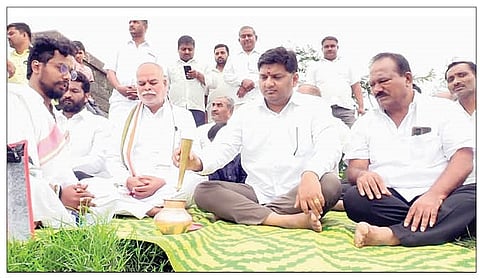 वाळकी : पिंपळगाव माळवी (ता. नगर) येथील तलाव ओहर फ्लो झाला असून, जलपूजन करताना माजी मंत्री प्राजक्त तनपुरे. (छाया : ज्ञानदेव गोरे)